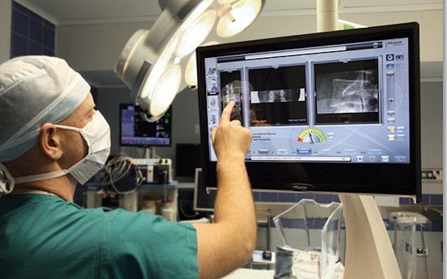 Un chirurgien du dos regarde la colonne vertébrale de son patient en 3D en se préparant à une intervention en utilisant le système développé par Mazor Renaissance. (Autorisation) Un chirurgien du dos regarde la colonne vertébrale de son patient en 3D en se préparant à une intervention en utilisant le système développé par Mazor Renaissance. (Autorisation)