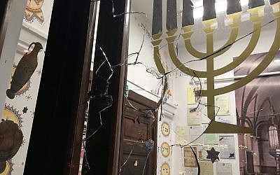 On peut apercevoir une vitre brisée à la Nouvelle Synagogue de Gdansk, en Pologne, après le jet d'une pierre lors de la prière du Yom Kippour le 20 septembre 2018. (GWŻ Gdańsk via le Congrès juif mondial)