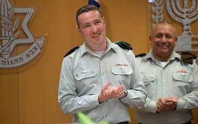 Le porte-parole de l'armée israélienne, le général Ronen Manelis, dans les quartiers généraux de l'armée à Tel Aviv, le 12 mai 2017.(Crédit : unité du porte-parole de l'armée israélienne)