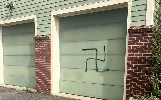 Une croix gammée peinte sur l'habitation d'un partisan de Josh Gottheimer, représentant démocrate du New Jersey au congrès, au mois de septembre 2018 (Autorisation) Une croix gammée peinte sur l'habitation d'un partisan de Josh Gottheimer, représentant démocrate du New Jersey au congrès, au mois de septembre 2018 (Autorisation)