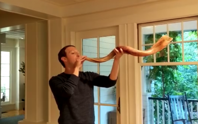 Mark Zuckerberg souffle dans le shofar (Crédit : Mark Zuckerberg/Facebook)