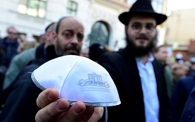 Photo d'illustration : Un homme montre une kippa pendant l'événement "Berlin porte une kippa" qui a attiré plus de 2000 Juifs et non-Juifs en signe de solidarité à Berlin, le 25 avril 2018 (Crédit : AFP/Tobias Schwartz)