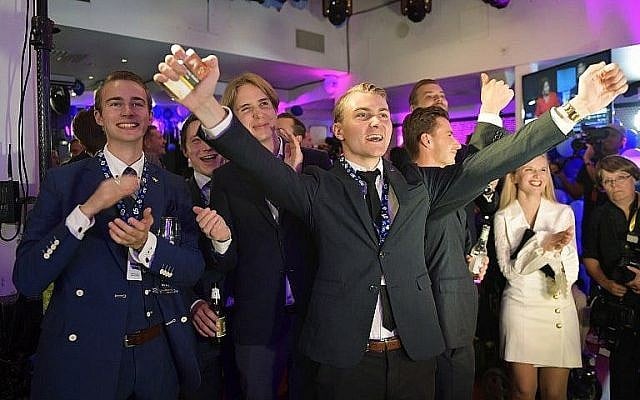 Les partisans des Démocrates de Suède réagissent aux sondages de la sortie des urnes le 9 septembre 2018 (Crédit : AFP Photo/TT News Agency/Anders Wiklund) Les partisans des Démocrates de Suède réagissent aux sondages de la sortie des urnes le 9 septembre 2018 (Crédit : AFP Photo/TT News Agency/Anders Wiklund)