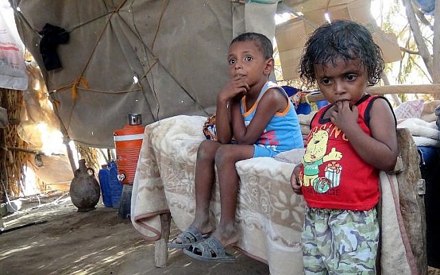 Imad, à gauche, et sa soeur Alia dans la tente familiale du camp d' al-Waara, dans le district de Khokha, à environ 30 kilomètres de la ville de Hays, le 1er octobre 2018 (Crédit  : / AFP PHOTO / NABIL HASSAN