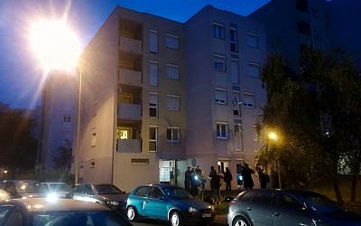 Les journalistes réunis aux abords d'une zone résidentielle de Creil, dans l'Oise, dans le nord de la France, où a eu lieu l'arrestation du fugitif  Redoine Faid, le 3 octobre 2018 (Crédit : / AFP PHOTO / Sarah BRETHES