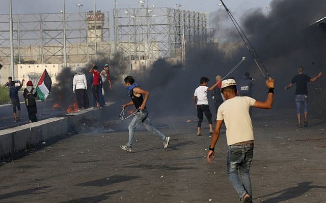 Des Palestiniens manifestent au poste frontière d'Erez avec Israël dans le nord de la bande de Gaza le 3 octobre 2018. (AFP/Said KHATIB)