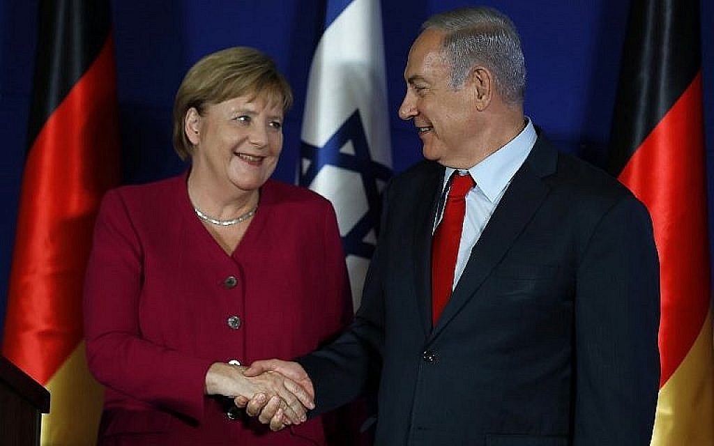Le Premier ministre Benjamin Netanyahu et la chancelière allemande Angela Merkel pendant une conférence de presse conjointe à l'hôtel King David de Jérusalem, le 4 octobre 2018 (Crédit : AFP Photo/Menahem Kahana) Le Premier ministre Benjamin Netanyahu et la chancelière allemande Angela Merkel pendant une conférence de presse conjointe à l'hôtel King David de Jérusalem, le 4 octobre 2018 (Crédit : AFP Photo/Menahem Kahana)