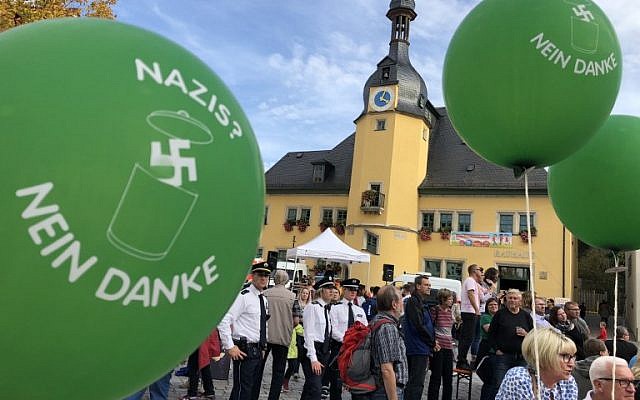 Des manifestants munis de ballons sur lesquels on peut lire "Nazis, non merci", à un concert de rock à Apolda, le 6 octobre 2018. (Crédit ! AFP PHOTO / dpa / Sebastian Haak)