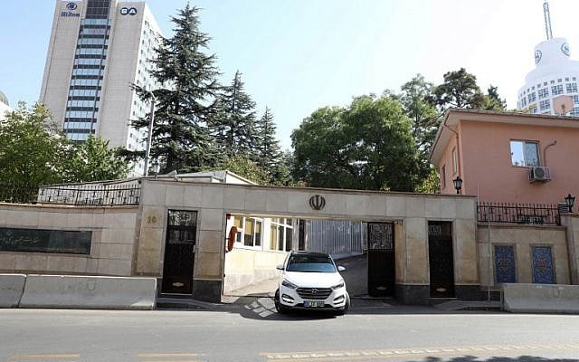 Une voiture diplomatique quitte l'ambassade d'Iran, à Ankara, après une alerte à la bombe, le 15 octobre 2018. (Crédit : ADEM ALTAN / AFP) Une voiture diplomatique quitte l'ambassade d'Iran, à Ankara, après une alerte à la bombe, le 15 octobre 2018. (Crédit : ADEM ALTAN / AFP)