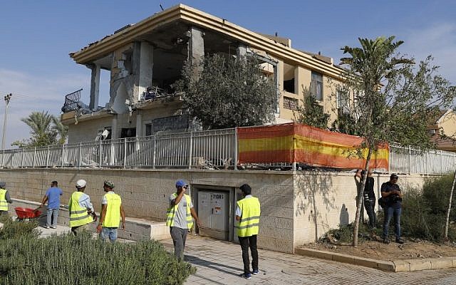 Une maison a été détruite après avoir été frappée par une roquette palestinienne tirée depuis la bande de Gaza dirigée par le Hamas, l'un des premiers tirs ces dernières semaines depuis Gaza, sur Beer Sheva, dans le centre d'Israël, le 17 octobre 2018. (Crédit : Jack GUEZ / AFP) Une maison a été détruite après avoir été frappée par une roquette palestinienne tirée depuis la bande de Gaza dirigée par le Hamas, l'un des premiers tirs ces dernières semaines depuis Gaza, sur Beer Sheva, dans le centre d'Israël, le 17 octobre 2018. (Crédit : Jack GUEZ / AFP)