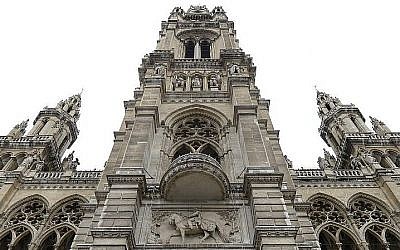 Un balcon de l'hôtel de ville de Vienne construit en commémoration d'un discours d'Adolf Hitler. Photo prise le 9 janvier 2015. (Crédit : Roland Schlager/APA/AFP)