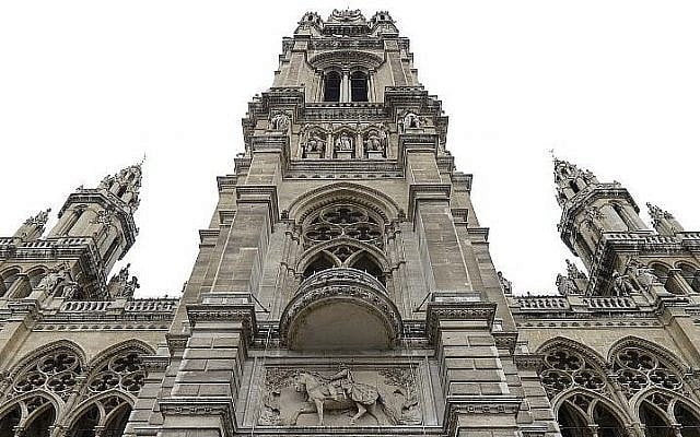 Un balcon de l'hôtel de ville de Vienne construit en commémoration d'un discours d'Adolf Hitler. Photo prise le 9 janvier 2015. (Crédit : Roland Schlager/APA/AFP) Un balcon de l'hôtel de ville de Vienne construit en commémoration d'un discours d'Adolf Hitler. Photo prise le 9 janvier 2015. (Crédit : Roland Schlager/APA/AFP)
