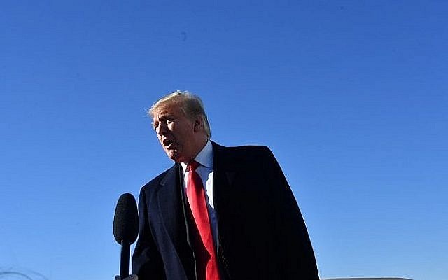 Le président américain donald Trump prononce un discours avant d'embarquer à bord d'Air Force One, à la base du Maryland. (Crédit : Nicholas Kamm / AFP) Le président américain donald Trump prononce un discours avant d'embarquer à bord d'Air Force One, à la base du Maryland. (Crédit : Nicholas Kamm / AFP)
