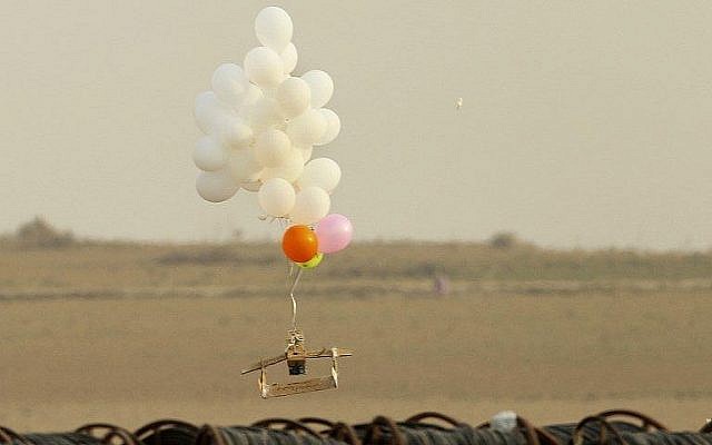 Illustration : cette photo prise le 19 octobre 2018 à Nahal Oz, du côté israélien de la frontière avec le nord-est de la bande de Gaza, montre des ballons portant un engin incendiaire lancé par des manifestants palestiniens. (Crédit : JACK GUEZ / AFP) Illustration : cette photo prise le 19 octobre 2018 à Nahal Oz, du côté israélien de la frontière avec le nord-est de la bande de Gaza, montre des ballons portant un engin incendiaire lancé par des manifestants palestiniens. (Crédit : JACK GUEZ / AFP)