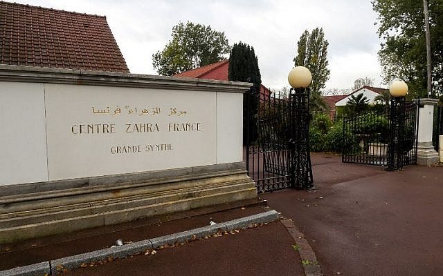 L'entrée du "Centre Zahra France" après une vaste opération de police dans le cadre de la lutte anti-terrroriste, à Grande-Sytnhe, dans le nord de la France. (Crédit : Philippe HUGUEN / AFP) L'entrée du "Centre Zahra France" après une vaste opération de police dans le cadre de la lutte anti-terrroriste, à Grande-Sytnhe, dans le nord de la France. (Crédit : Philippe HUGUEN / AFP)