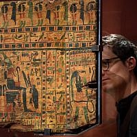 Un homme observe les hiéroglyphes à l'exposition "Servir les dieux d'Egypte, au musée de Grenoble, le 23 octobre 2018. (Crédit : JEAN-PIERRE CLATOT / AFP) Un homme observe les hiéroglyphes à l'exposition "Servir les dieux d'Egypte, au musée de Grenoble, le 23 octobre 2018. (Crédit : JEAN-PIERRE CLATOT / AFP)