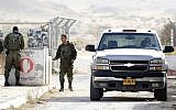 Un soldat israélien inspecte une voiture qui revient d'une plantation de poivrons au moshav Tsofar, à la frontière israélo-jordanienne, le 23 ocotbre 2018. (Crédit : JACK GUEZ / AFP)
