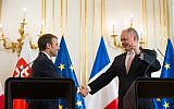 Le président slovaque Andrej Kiska (droite) et son homologue français Emmanuel Macron à Bratislava, le 26 ocotobre 2018. (Crédit : VLADIMIR SIMICEK / AFP)