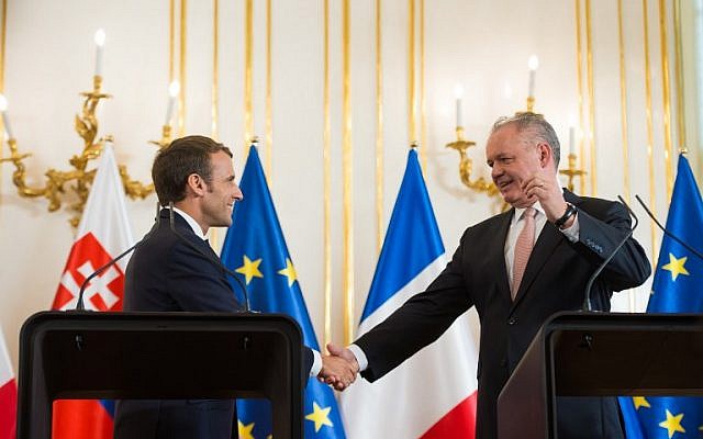 Le président slovaque Andrej Kiska (droite) et son homologue français Emmanuel Macron à Bratislava, le 26 ocotobre 2018. (Crédit : VLADIMIR SIMICEK / AFP) Le président slovaque Andrej Kiska (droite) et son homologue français Emmanuel Macron à Bratislava, le 26 ocotobre 2018. (Crédit : VLADIMIR SIMICEK / AFP)