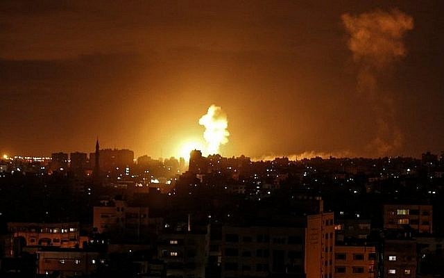 Une photo prise le 27 octobre 2018 montre une explosion causée par une frappe aérienne israélienne à Gaza City. (Crédit : Mahmud Hams / AFP) Une photo prise le 27 octobre 2018 montre une explosion causée par une frappe aérienne israélienne à Gaza City. (Crédit : Mahmud Hams / AFP)