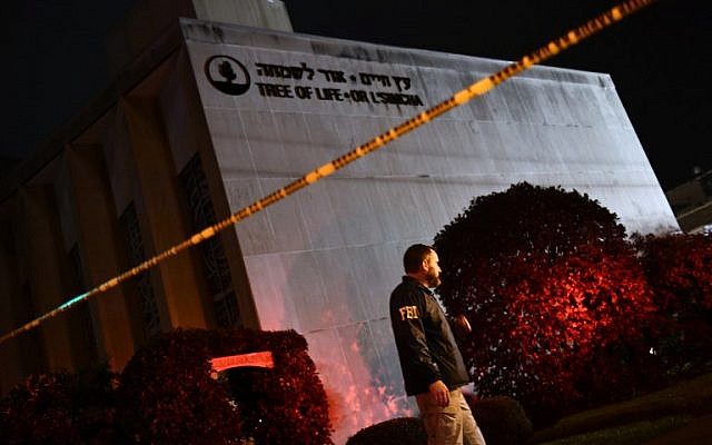 Un agent du FBI aux abords de la synagogue Tree of Life de Pittsburgh, où onze Juifs sont morts suite à une fusillade dans le quartier Squirrel Hill, le 27 octobre 2018 (Crédit : Brendan Smialowski / AFP) Un agent du FBI aux abords de la synagogue Tree of Life de Pittsburgh, où onze Juifs sont morts suite à une fusillade dans le quartier Squirrel Hill, le 27 octobre 2018 (Crédit : Brendan Smialowski / AFP)