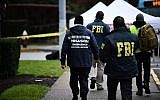 Photo d'illustration : Des agents du FBI et d'autres surveillent les abords de la synagogue Tree of Life dans le quartier Squirrel Hill de Pittsburgh après une fusillade qui a fait onze morts, le 28 octobre 2018 (Crédit : Brendan SMIALOWSKI / AFP)