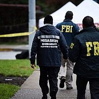 Photo d'illustration : Des agents du FBI et d'autres surveillent les abords de la synagogue Tree of Life dans le quartier Squirrel Hill de Pittsburgh après une fusillade qui a fait onze morts, le 28 octobre 2018 (Crédit : Brendan SMIALOWSKI / AFP)