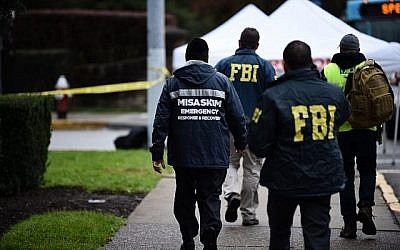 Photo d'illustration : Des agents du FBI et d'autres surveillent les abords de la synagogue Tree of Life dans le quartier Squirrel Hill de Pittsburgh après une fusillade qui a fait onze morts, le 28 octobre 2018 (Crédit : Brendan SMIALOWSKI / AFP)