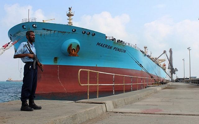 Un agent de sécurité devant un cargo au port d'Aden, avant la livraison de carburant saoudien au Yémen, le 29 octobre 2018. (Crédit ! Saleh Al-OBEIDI / AFP) Un agent de sécurité devant un cargo au port d'Aden, avant la livraison de carburant saoudien au Yémen, le 29 octobre 2018. (Crédit ! Saleh Al-OBEIDI / AFP)