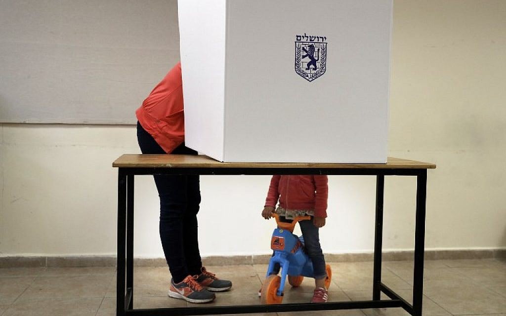Une femme israélienne vote dans un bureau de vote du centre de Jérusalem lors des élections locales du 30 octobre 2018. (Crédit : THOMAS COEX / AFP)
