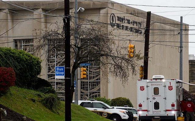 Le 27 octobre 2018 à Pittsburgh, en Pennsylvanie, la synagogue Tree of Life, dans le quartier de Squirrel Hill. (Crédit : Jeff Swensen / Getty Images / AFP)
