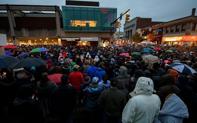 Les gens se réunissent pour une veillée interconfessionnelle à quelques blocs d'immeubles du site d'une fusillade de masse survenue à la synagogue Tree of Life de Pittsburgh, en Pennsylvanie, le 27 octobre 2018 (Crédit : Jeff Swensen/Getty Images/AFP)