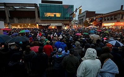 Les gens se rassemblent à quelques pâtés de maisons du lieu d'une fusillade à la synagogue de l'Arbre de vie, le 27 octobre 2018 à Pittsburgh, en Pennsylvanie. (Crédit : Jeff Swensen / Getty Images / AFP)