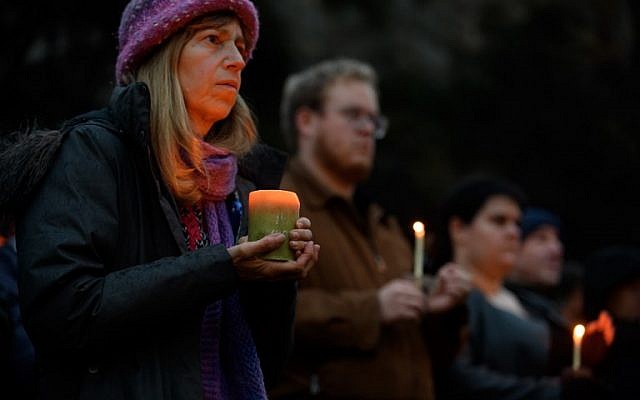 Les gens se rassemblent à quelques pâtés de maisons du lieu d'une fusillade à la synagogue de l'Arbre de vie, le 27 octobre 2018 à Pittsburgh, en Pennsylvanie. (Crédit : Jeff Swensen / Getty Images / AFP)