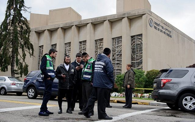 Une équipe d'urgence juive et des policiers sur les lieux de la fusillade de masse qui a tué 11 personnes et en a blessé six à la synagogue "Tree Of Life", le 28 octobre 2018, à Pittsburgh, Pennsylvanie. (Crédit : Jeff Swensen/Getty Images/AFP)