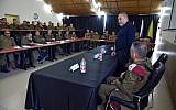 Le ministre de la Défense Avigdor Liberman rencontre des officiers du commandement du sud de l'armée israélienne, le 16 octobre 2018 (Crédit :  Ariel Hermoni/Ministère de la Défense)