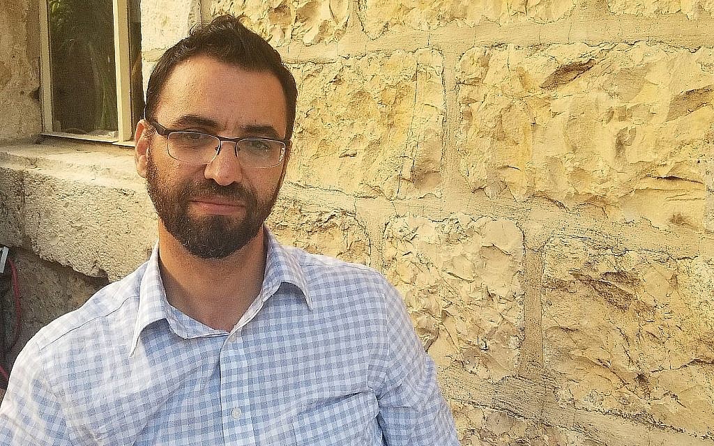 Aziz Abu Sarah, qui s'est retiré la semaine dernière de la course à la mairie de Jérusalem devant l'American Colony Hotel au mois de septembre (Crédit :  Adam Rasgon/Times of Israel)