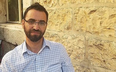 Aziz Abu Sarah, qui s'est retiré la semaine dernière de la course à la mairie de Jérusalem devant l'American Colony Hotel au mois de septembre (Crédit :  Adam Rasgon/Times of Israel)