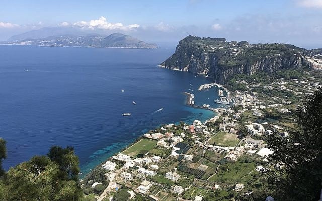 Une vue de l'île de Capri, en Italie (Crédit : Flickr/Greger Ravik/CC BY) Une vue de l'île de Capri, en Italie (Crédit : Flickr/Greger Ravik/CC BY)