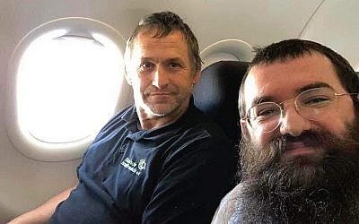Le rabbin Zalmen Wishedski, (à droite), a écrit un article sur Facebook au sujet de sa conversation avec un Allemand qui se rend en Israël pour rénover les appartements des survivants de la Shoah. (Wishedski/JTA)