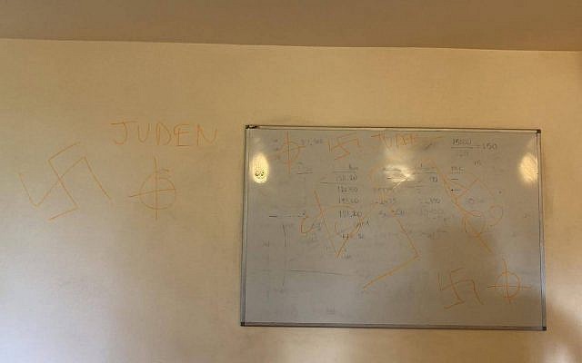 Tags antisémites à HEC, à Jouy en Josas (Capture d'écran : Facebook)