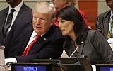 Le président américain Donald Trump s'entretient avec l'ambassadrice des États-Unis auprès de l'ONU Nikki Haley, avant une réunion à l'Assemblée générale de l'ONU au siège de l'ONU à New York, le 18 septembre 2017. (AP Photo/Seth Wenig)