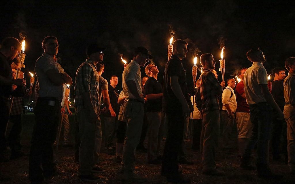 Sur cette photo du 11 août 2017, de multiples groupes nationalistes blancs marchent aux flambeaux sur le campus de l'Université de Virginie à Charlottesville, en Virginie. (Crédit : Mykal McEldowney/The Indianapolis Star via AP) Sur cette photo du 11 août 2017, de multiples groupes nationalistes blancs marchent aux flambeaux sur le campus de l'Université de Virginie à Charlottesville, en Virginie. (Crédit : Mykal McEldowney/The Indianapolis Star via AP)