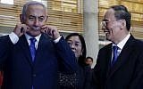 Le vice-président chinois Wang Qishan (à droite) avec le Premier ministre Benjamin Netanyahu au sommet israélien de l'Innovation, à Jérusalem, le 24 octobre 2018. (Crédit : Ariel Schalit / POOL / AFP)