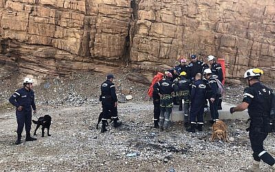 Les secouristes israéliens cherchent des survivants après les crues de la mer Morte, le 26 octobre 2018. (Crédit : AP/Omar Akour)
