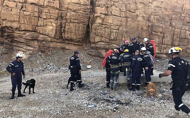 Les secouristes israéliens cherchent des survivants après les crues de la mer Morte, le 26 octobre 2018. (Crédit : AP/Omar Akour) Les secouristes israéliens cherchent des survivants après les crues de la mer Morte, le 26 octobre 2018. (Crédit : AP/Omar Akour)