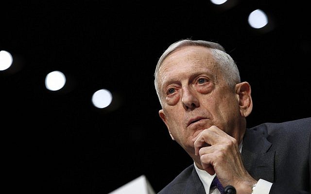 Le secrétaire d'Etat à la Défense Jim Mattis durant une commission des services armés du Sénat, au Capitole, à Washington, le 26 avril 2018. (Crédit : AP/Jacquelyn Martin, Archives)