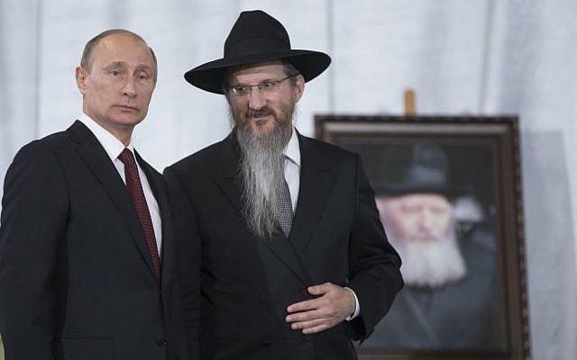 Le président russe Vladimir Poutine avec le grand rabbin de Russie Berel Lazar au musée juif de Moscou, le 13 juin 2013 (Crédit : AP Photo/Alexander Zemlianichenko) Le président russe Vladimir Poutine avec le grand rabbin de Russie Berel Lazar au musée juif de Moscou, le 13 juin 2013 (Crédit : AP Photo/Alexander Zemlianichenko)