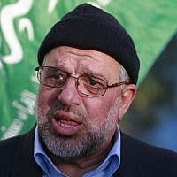 Sheikh Hassan Yousef s'adresse aux médias après sa libération d'une prison israélienne, le 19 janvier 2014. (Crédit : Majdi Mohammad/AP)