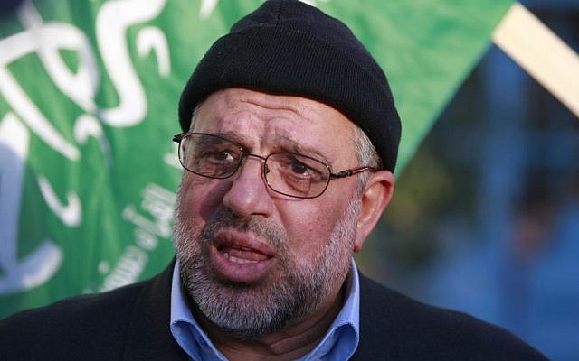 Sheikh Hassan Yousef s'adresse aux médias après sa libération d'une prison israélienne, le 19 janvier 2014. (Crédit : Majdi Mohammad/AP) Sheikh Hassan Yousef s'adresse aux médias après sa libération d'une prison israélienne, le 19 janvier 2014. (Crédit : Majdi Mohammad/AP)